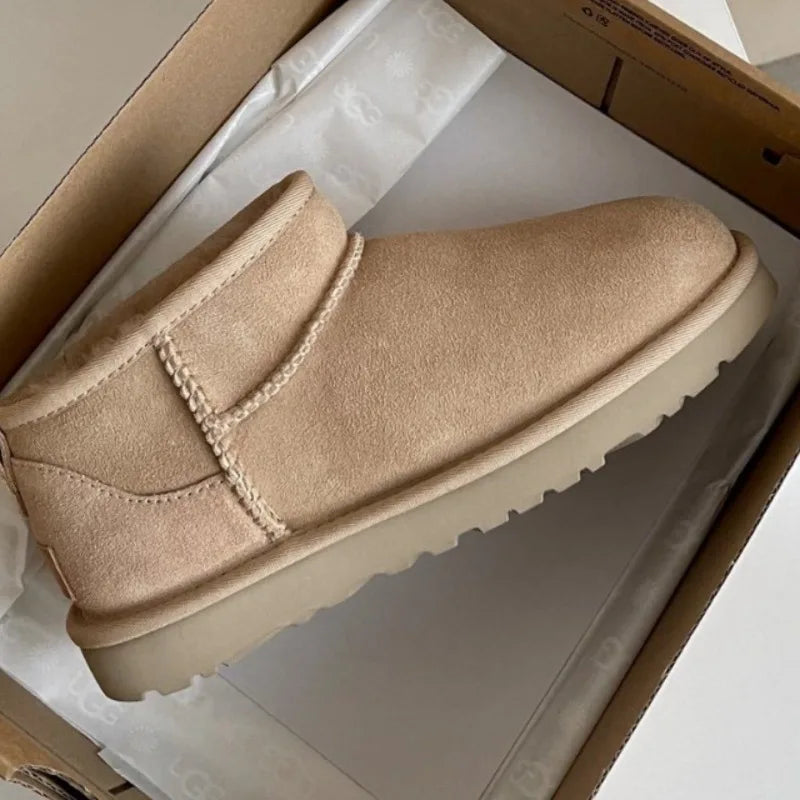 High quality snow boots for men and women in winter, with plush insulation, flat bottomed sheepskin, and integratedwaterproofing