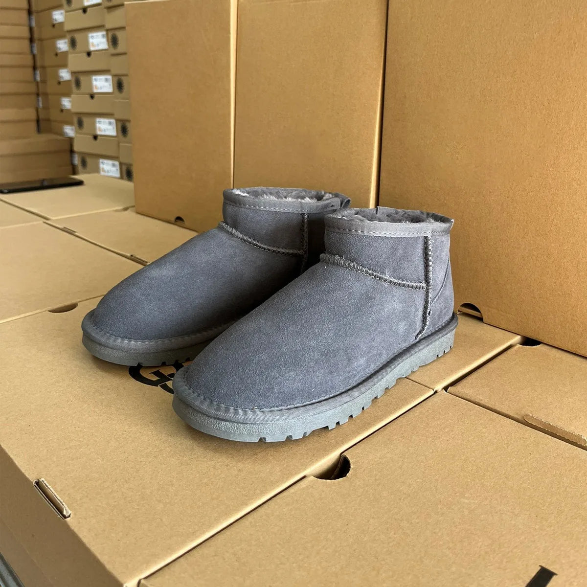 High quality snow boots for men and women in winter, with plush insulation, flat bottomed sheepskin, and integratedwaterproofing